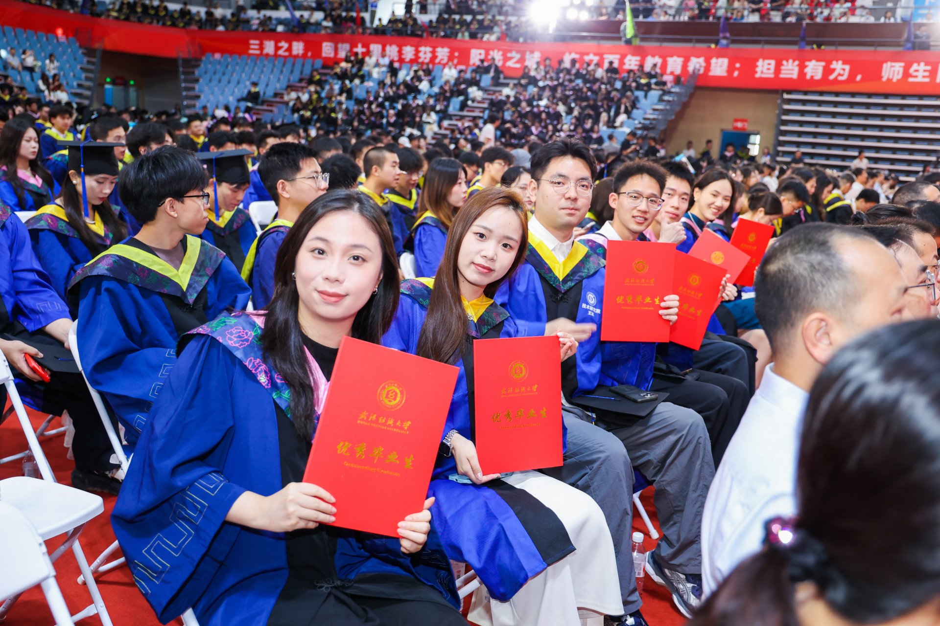 随处可见身着学位服的毕业生执手话别